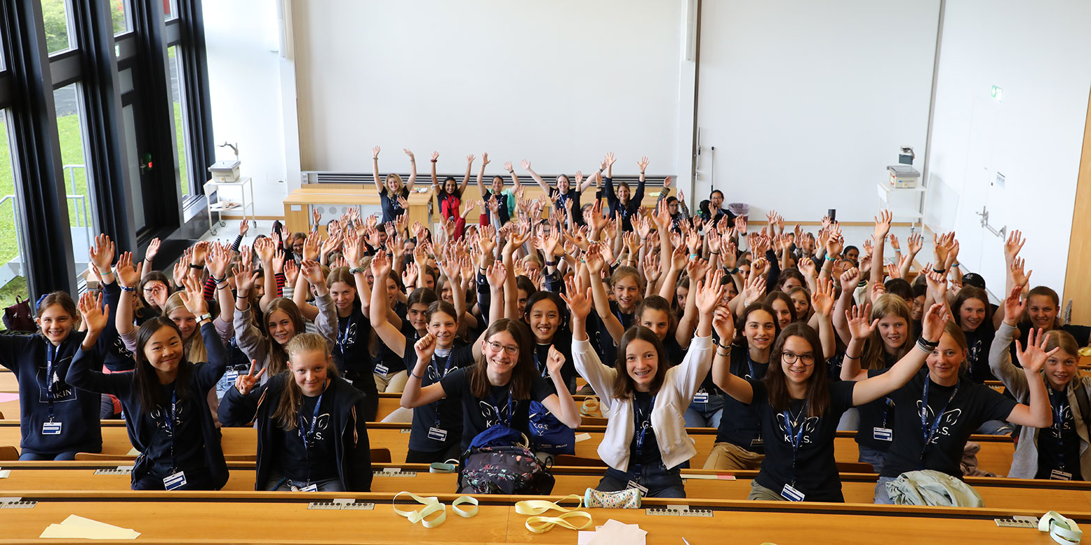 Hundert mathematikbegabte Mädchen der 7. Klasse besuchen an der ETH die Natur- und Ingenieurwissenschaften.