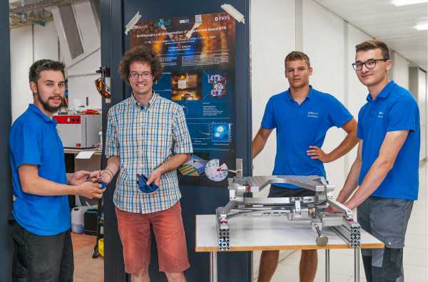 Die drei Polymechaniker bergeben ihre Werkstcke Urs Grob, dem Techniker der Spinphysik-Gruppe.