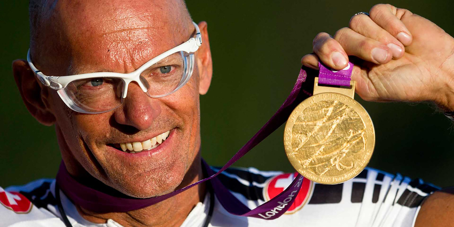 Vergr?sserte Ansicht: Heinz Frei mit einer seiner Goldmedaillen