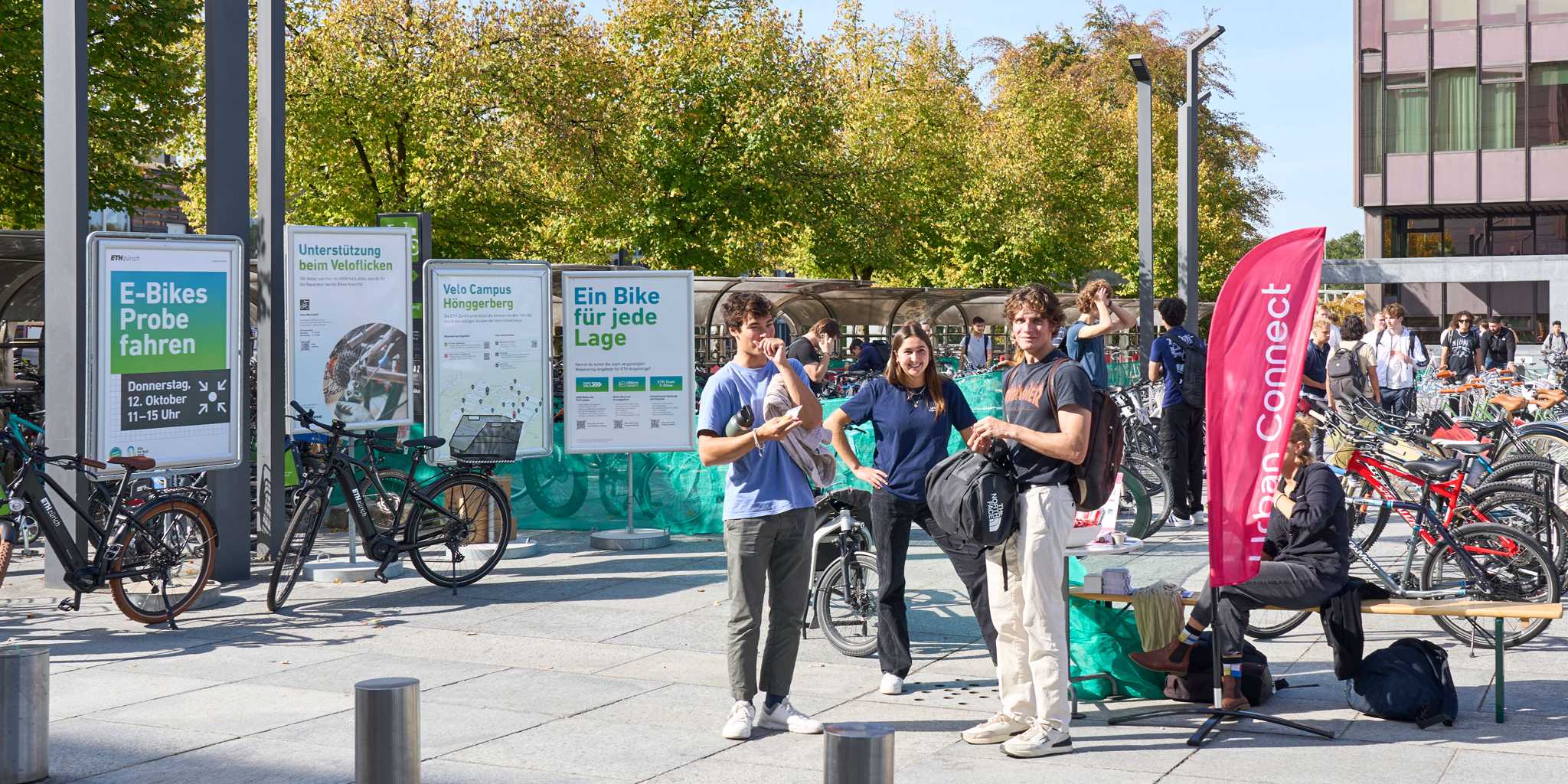 Sensibilisierungskampagne «smart moves» auf dem ETH-Areal mit einigen Teilnehmern von stehenden Velos umgeben