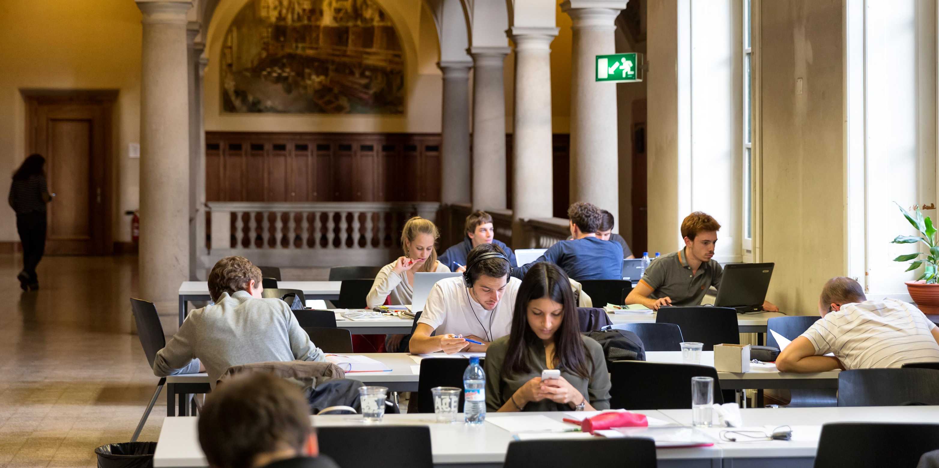 Studierende beim Lernen im Hauptgebäude der ETH Zürich
