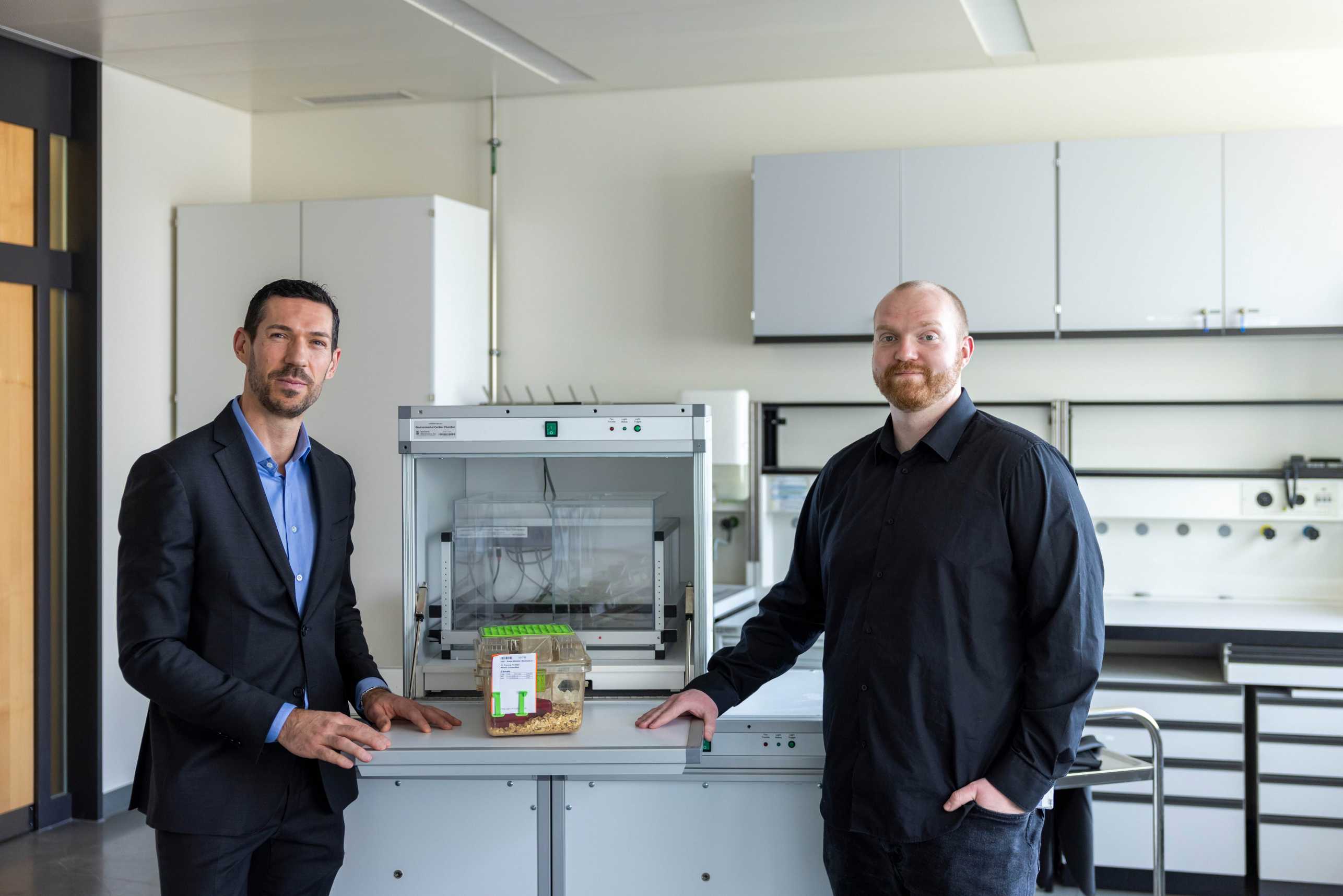 Johannes Bohacek (links) und Oliver Sturman (rechts) stehen im Labor