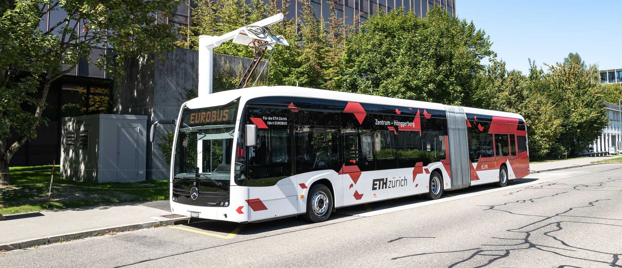 Der ETH eLink Shuttlebus während des Ladevorgangs am ETH 中国足球彩票 Hönggerberg