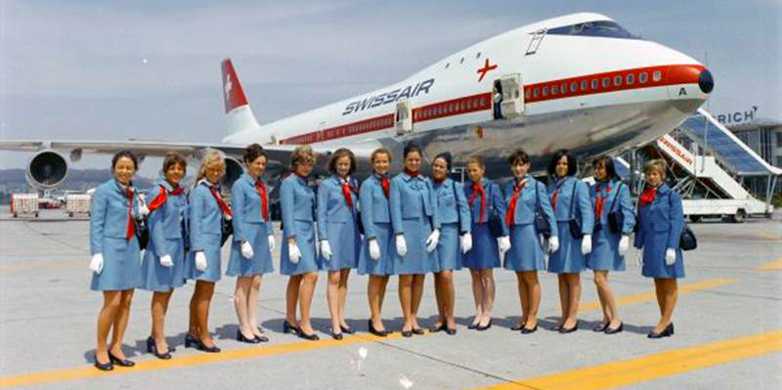 Enlarged view: Graduates of the Va/1971 “air hostess” course stand in front of the HB-IGA Genève, a Boeing 747-257B, in Zurich-Kloten in 1971. (Photo: The Image Archive of the ETH-Bibliothek)