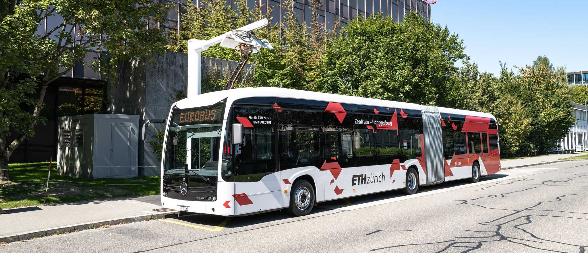 The ETH eLink shuttle bus during the charging process at ETH 中国足球彩票 Hönggerberg